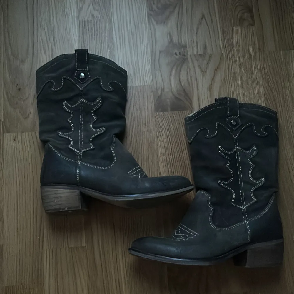 Snygg cowboy boots som är köpt på vinted och aldrig använt, de är fortfarande i jättebra skick!🫶🏼. Skor.