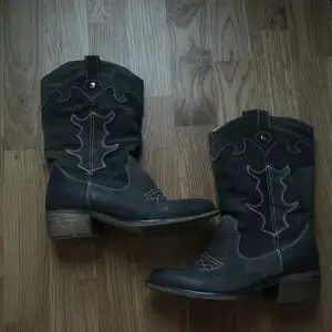 Snygg cowboy boots som är köpt på vinted och aldrig använt, de är fortfarande i jättebra skick!🫶🏼