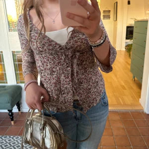 Blommig topp - Säljer denna super snygg blommig topp😍😍