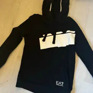 EA7 hoodie i storlek S. Inte använd mycket och är i bra skick. 400 + frakt