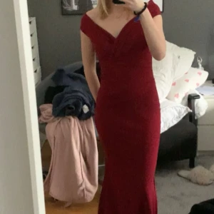 Röd balklänning  - Säljer denna superfina balklänning då jag köpt den annan. Den formar sig jättefint på kroppen och är lång på mig som är 164 lång❣️ Den är aldrig använd bara testad därav prislappen är kvar! 
