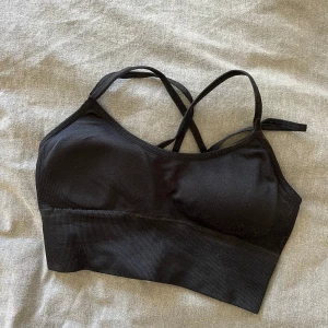 Träningstopp  - Från h&m, fint skick men köpt för väldigt längesen, har tyvärr blivit för liten 