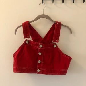 Jeans topp - Röd jeans topp perfekt till sommaren. Storleken uppskattas till M. Fint skick använd ca 2-3 gånger.