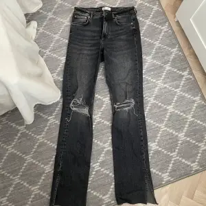 Superfina jeans från Zara med slits! Storlek 40 men passar mig som har 38💕Jag är 167 och de är långa på mig