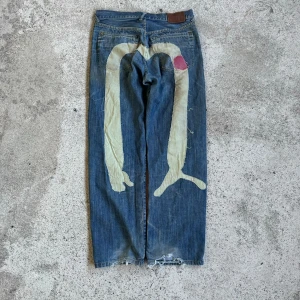 Evisu x puma collab jeans - feta evisu puma jeans me en röd fläck men de ser fett ut ngl, inte helt säker på äktheten men tror de äkta 👨‍🦯sitter som 32W. kom privat för mått osv 