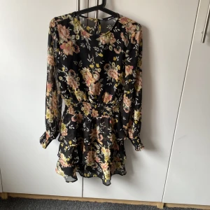 Klänning - Snygg blommig klänning från Gina Tricot.  Aldrig använd. Nypris 499. 