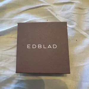 Halsband från Edblad, fortfarande i sin förpackning. 