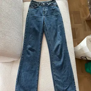 Mörk blå jeans från Bikbok. Älskar dessa! Dessvärre för små 😫. Perfekta färgen och längden! Size 25, längd 32.