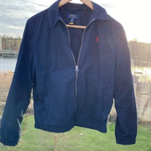 Ralph Lauren jacka - Jag säljer min blåa Ralph Lauren vårjacka, nypris 1800kr och jag säljer min för 1100kr. Inte så jätteanvänd,  Storleken är XS.