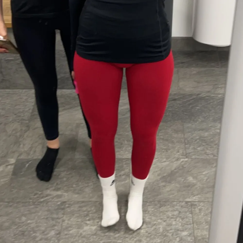 Röda svinsnygga tights från Better Bodies med scrunch i baken, har inte använts mycket och är därför anledningen till att jag säljer de. Bra skick!❤️. Jeans & Byxor.