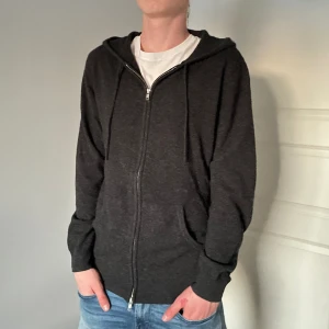 John Henric Kashmir zip hoodie  - Säljer en riktigt snygg Kashmir zip hoodie från John Henric! Storlek M!  Hör gärna av dig om du har frågor!