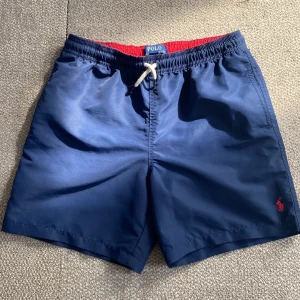 Ralph lauren badbyxer - Oanvände badyxer i barn L, säljer pågrund av  liten storlek 