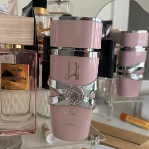 Lattafa yara parfym  - Säljer denna parfym då det inte riktigt var min smak! Köpt  för 389kr! Den är 100ml , bara sprayat några få gånger! Den är alltså full!