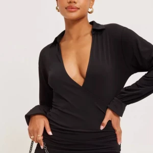 Loose wrap miniklänning  - Aldrig använd Klänning från NLY i storlek Small. Slutsåld överallt  Stretchigt material i trikå Omlottdesign Kort modell Nypris 399 