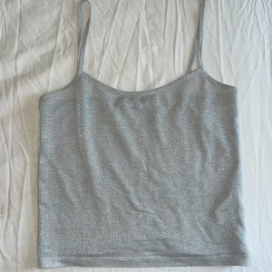 Glittrigt linne - Glitter topp från nakd i mycket fint skick🩶