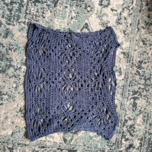 Blå virkad tröja - Handgjord viral blå topp. Ska tvättas i 40 grader, kan stryckas.