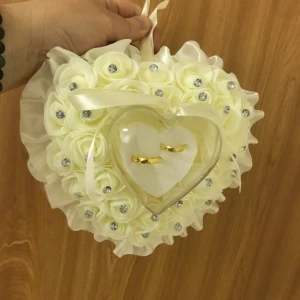 Bröllop Ros Hjärta Låda / Ringar Kudde  - Mått 17.00*16.00*8.00 cm  Helt ny  Finns vit färg kvar 