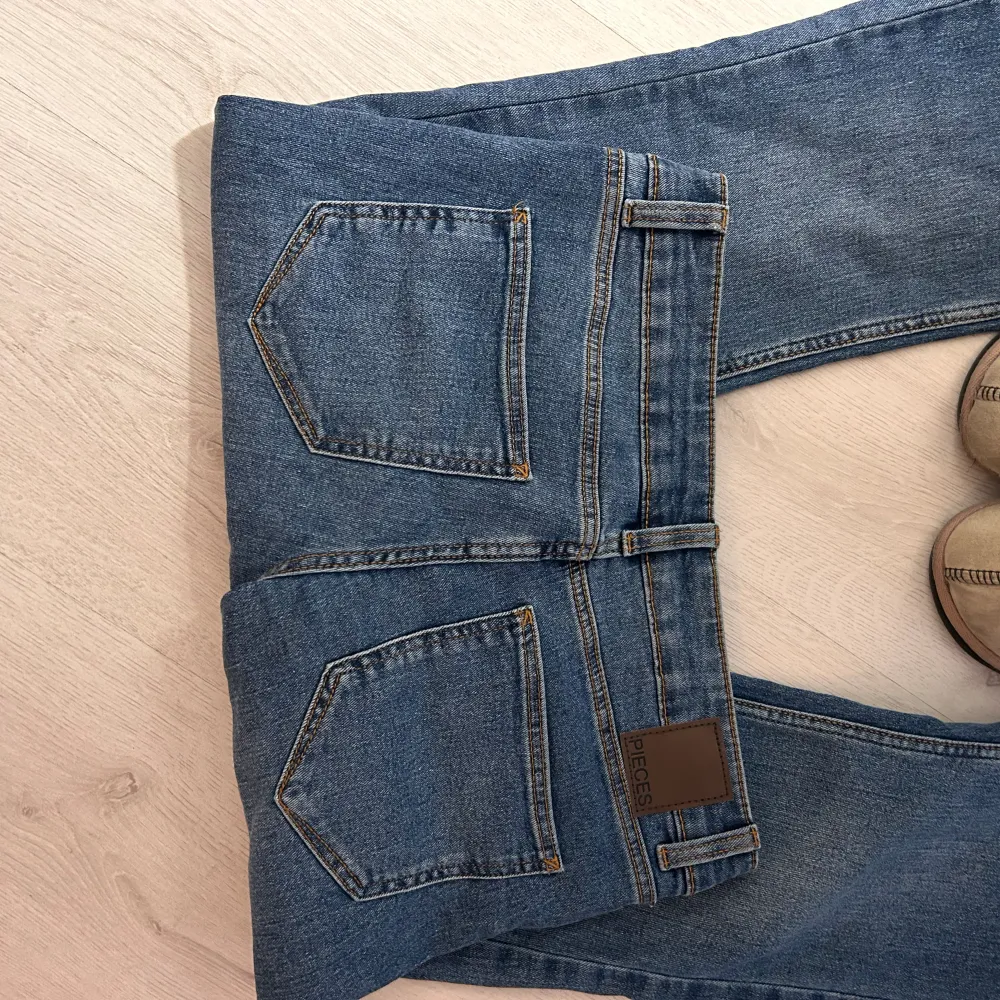 Snygga Lågmidgade blåa jeans, aldrig använda, för stora.. Jeans & Byxor.