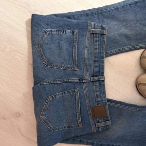 Snygga Lågmidgade blåa jeans, aldrig använda, för stora.