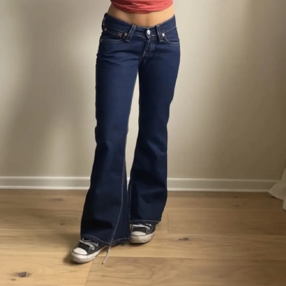 Lågmidjade Levi’s jeans i modellen 927. Använda men inga märkbara skador så näst intill nyskick. Midjemåttet är 80cm och innerbenslängden är 74cm Skriv för frågor eller fler bilder. (Lånade bilder hon på bilden är166cm). Jeans & Byxor.