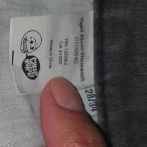 Stentvättade cheap monday jeans - Tighta och medel höga midja, rekommenderar för någon med mindre höfter och lite längre ben. Har en liten vit fläck bak, på högra sidan. Har sytt ihop 2 bälteshällor. ☆Säljer tröjan i en annan annons☆ Innerbenslängd: 83cm Jag är 173cm (xs) 🐺🐺