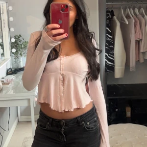 rosa topp - säljer min super söta topp i en jätte fin rosa färg! den är använd 2 gånger så i väldigt nyskick! den är i storlek S men passar mig som brukar ha XS. 