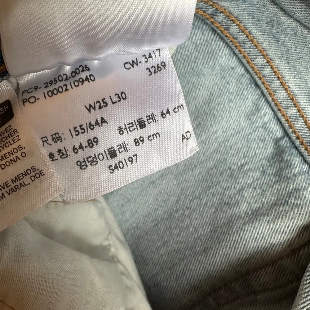 Ljusblåa Levi’s jeans i modellen 501 straight. W25 L30 Köpa på Plick men passade inte, bilderna är lånade. Sista 3 bilderna har dåligt ljus! Fina i sparsamt använt skick.. Jeans & Byxor.