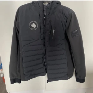 Sail racing jacka - Fin höst/vårjacka ifrån sailracing. Nästan som nyskick finns väl någon skavank men märks inte. Storlek 170.