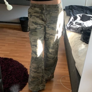Camo jeans - Super snygga camo jeans men jättesnygg passform. Det står XL i byxorna men jag har vanligtvis xs-s