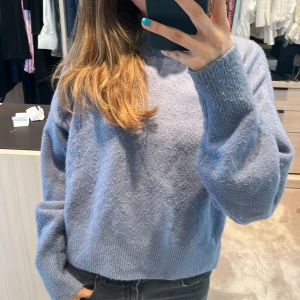 Other stories tröja - INTRESSEKOLL! Säljer min jätte söta other stories tröja då den inte kommer till användning! Jätte fint skick. Köpte för ca 500. Hör av dig vid fler bilder eller annan info! 