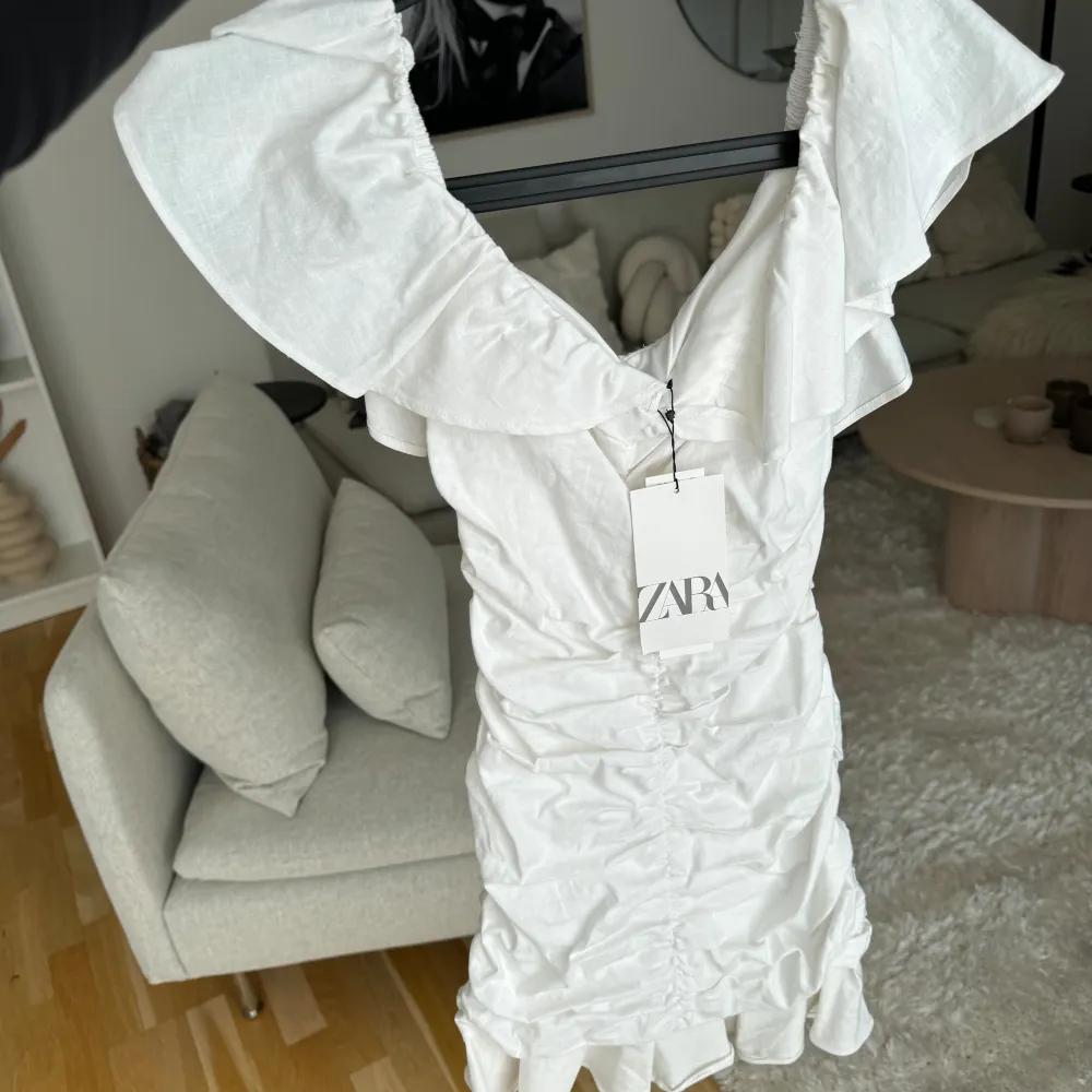 Säljer denna super söta klänningen i linne, storlek S. Helt ny med lappar kvar. Perfekt till sommaren eller studenten🩷💕. Klänningar.