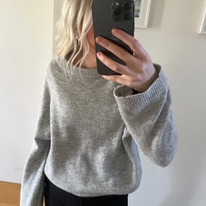 Ljusgrå stickad tröja - Ljusgrå stickad tröja från Lager 157. Använd fåtal gånger. Fint skick🩷