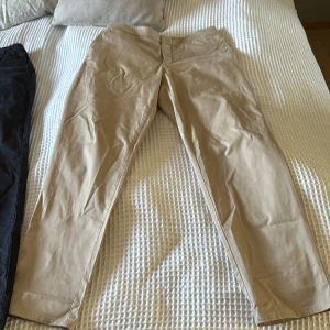 Filippa K chinos - Hejsan, säljer just nu mina marinblåa och beige chinos från Filippa K, de är Inge fel på dom , de kommer bara inte till användning pga för stora! Säljs tillsammans då de är samma storlek på dom! De är i storlek 50. 250kr för 2 par bra chinos