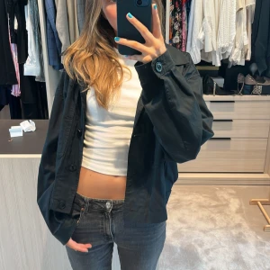 Vårjacka - Säljer min uniqlo kappa/overshirt! Perfekt till hösten! Super fint skick. Den är typ mörkgrön. Hör av dig om du vill ha fler bilder eller annan info! TRYCK INTE PÅ KÖP NU 