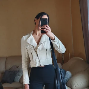 Kort jacka i linnetyg  - Sandfärgad lätt jacka i linnetyg, har två fungerande fickor och två knappar vid handled, 2 vid axlarna och lite axel puff 🦙🦙 💯 Linnetyg 💯 •Jag är 173cm (xs) •Alltid nytvättat innan utskick