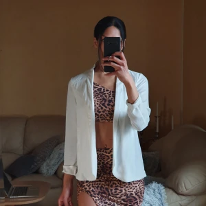 Vanilj vit blazer  - Aldrig använd men har inte prislapp. S-M har dragkedja på sidan,kan öppnas till en slit och två imitation fickor.🍦🍦Längd: 65cm axel bredd: 43cm • Jag är 173cm (xs) • Alltid nytvättat innan utskick.