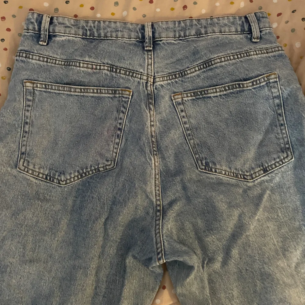 Ljusblåa jeans perfekt till sommaren, lite flared, skönt material, köpt för 249 kr, bra skick. Varför säljer jag de? Försmå, så det tar bara upp massa space i garderoben.. Jeans & Byxor.