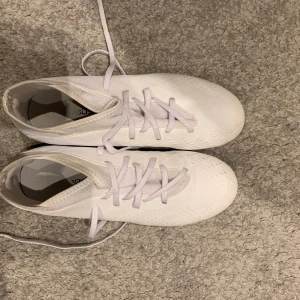 Vita fotbollskor - adidas Predator Accuracy .3 FG Pearlized - Vit. Storlek 36 2/3. Använt två gånger men för stora. Nypris 800 säljer för 400