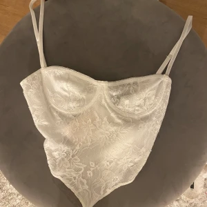 Topp - Super söt vit sommar topp prislapp kvar 