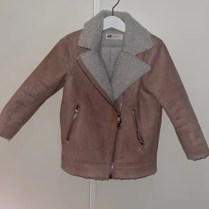 Barn jacka 3-4 år  - Jackan som nytt 