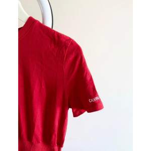 Ursnygg klänning från Calvin Klein i storlek M!  Markerad midja, fantastiskt skönt material och härlig röd färg. Färgen stämmer BÄST in på bild 1, 2 och 4!❤️ Normal passform, något stretchig i midjan.  Köpt på Johnells för ca 1000kr.