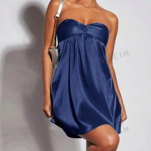 Siden klänning - Ärlakar denna klänningen men hade behövt en större storlek. Den är aldrig använd. Pris kan diskuteras 