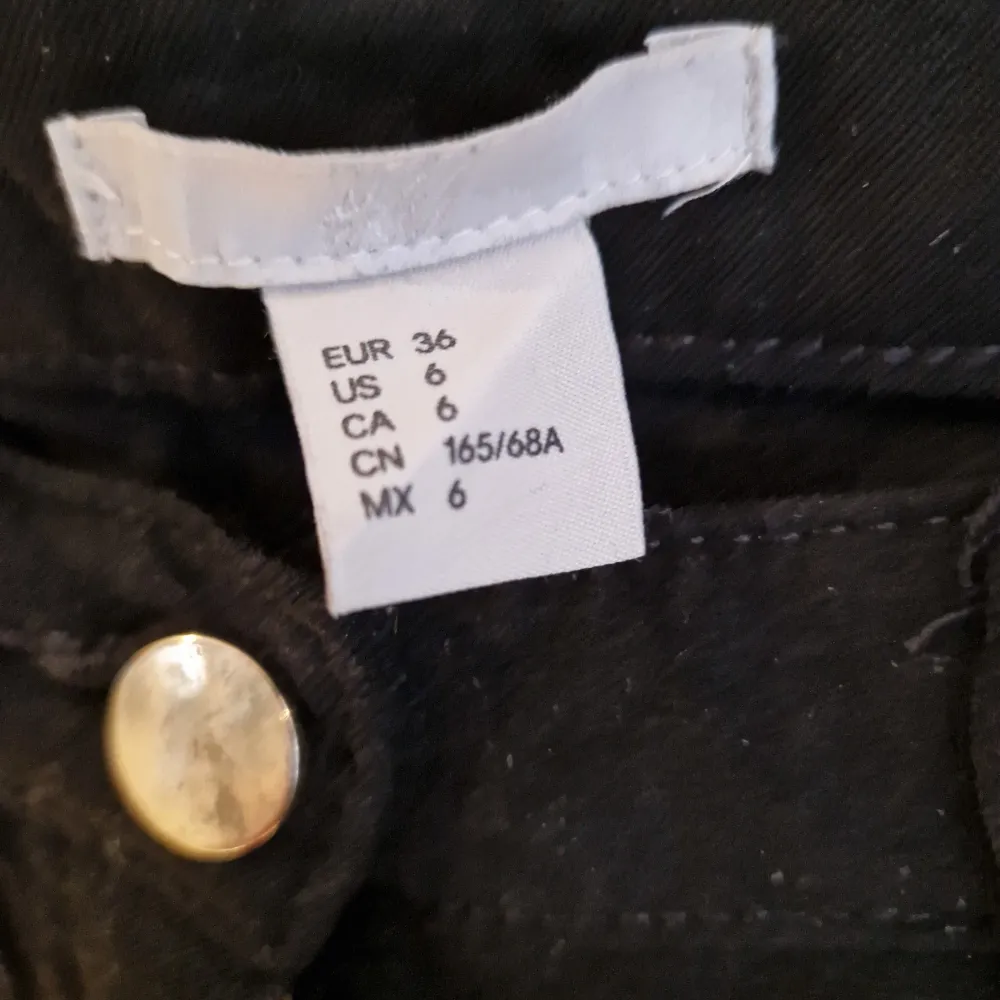 Svarta byxor från HM med en guldknapp Sparsamt använda. Jeans & Byxor.