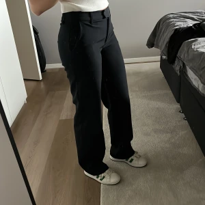 Lågmidjade kostymbyxor - Suuupersnygga svarta lågmidjade kostymbyxor från BikBok, dock uppspräddade nertill för att bli längre men inget som syns(bild3) :)) 