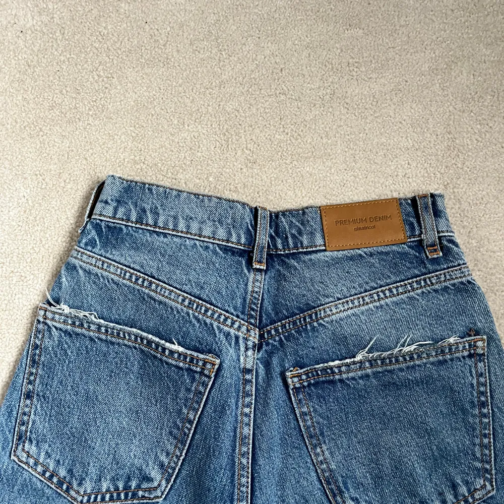 Blå vida jeans från GinaTricot, supersnygga men kommer tyvärr inte till användning längre:). Jeans & Byxor.