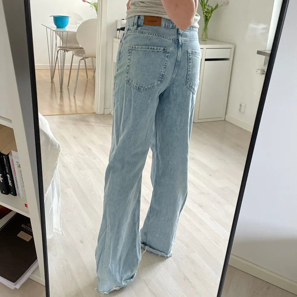 Baggy jeans med diagonal midja! Jag är 1,71 för referens🩷. Jeans & Byxor.
