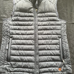 Väst  - Väst Jack & Jones Ser grå ut men är Blå  Strl M    Knappt använd  200kr