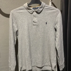 En långärmad piké från polo ralph lauren  - En långärmad piké från polo Ralph Lauren! Den passar 155-165 och den är nästan helt ny. Om du har minsta lilla fråga så hör bara av dig👌