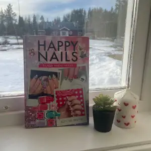 En bok om naglar hur man gör hur man stylar med nagellack osv😄👏