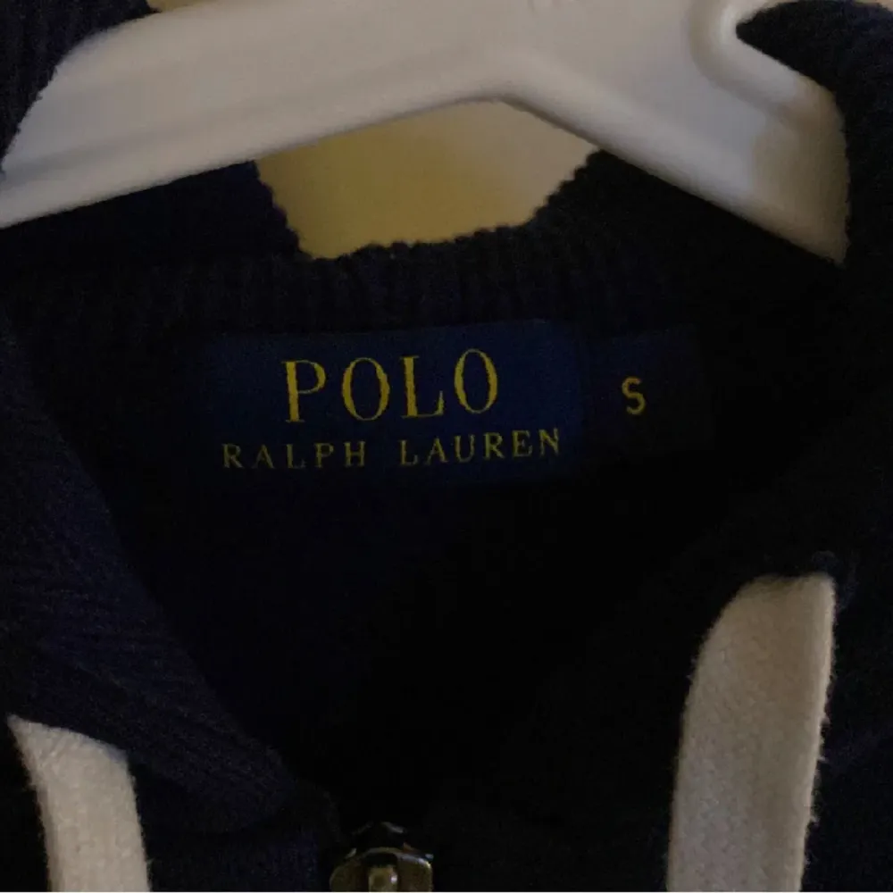 Nästan helt oanvänd Ralph lauren hoodie navy blue med gul häst😜🙏🏼🐎   Anledning varför jag säljer är då jag växt ur den. Pris kan diskuteras😜😜. Hoodies.